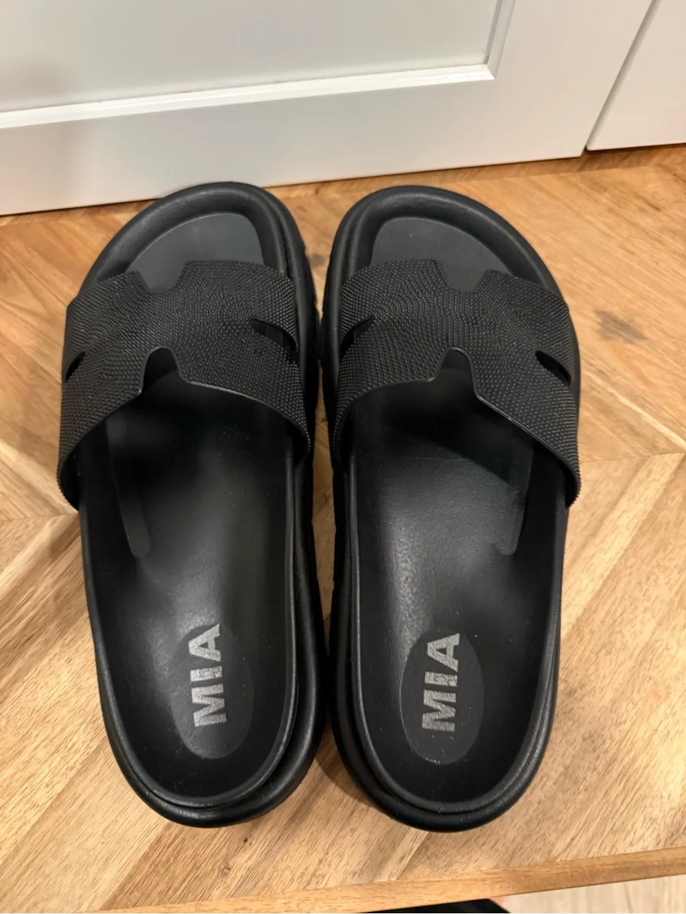 MIA women’s size 8 Textured Black Slide Sandals